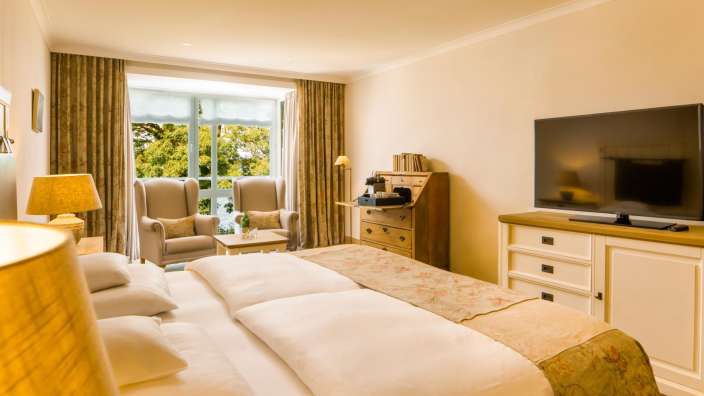 Ein Hotelzimmer mit einem Bett und einem Fernseher