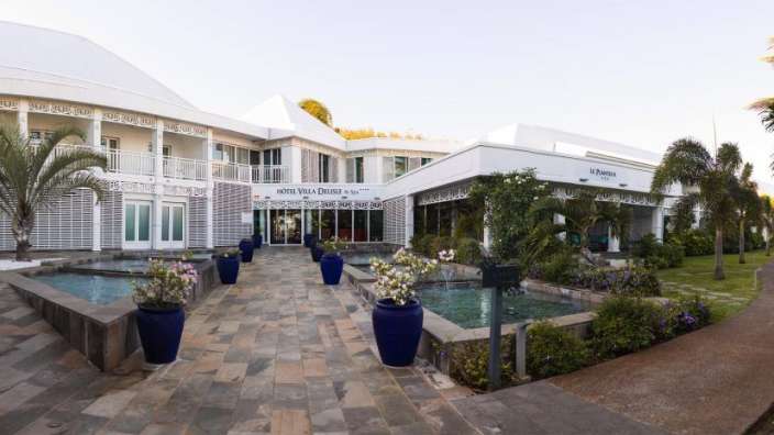 Ein großes weißes Gebäude mit der Aufschrift " hotel villa blanche " darauf