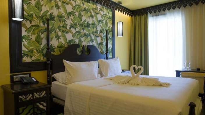 Ein Schlafzimmer mit einem Bett und einem Nachttisch