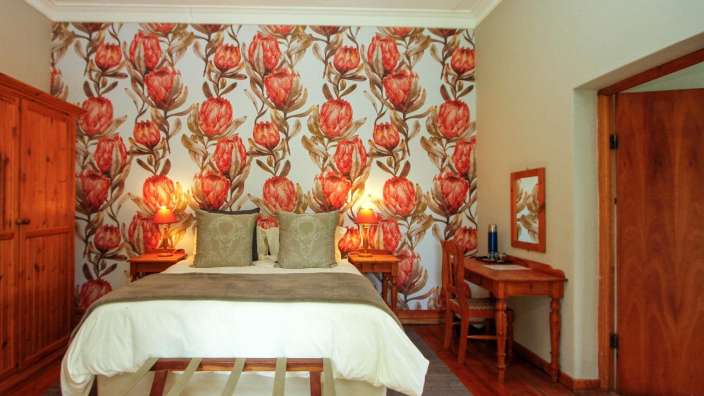 Ein Schlafzimmer mit einem Bett und einem Schreibtisch