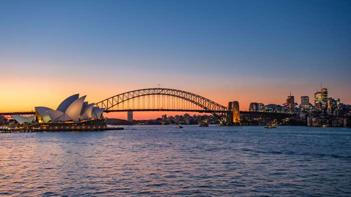 Die sydney harbor bridge mit der opera house im vordergrund