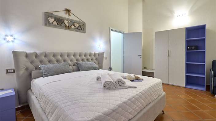 Ein Schlafzimmer mit einem Bett und einem Regal