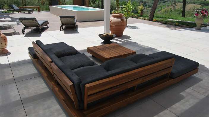 Ein Wohnzimmer mit einer Couch und einem Tisch