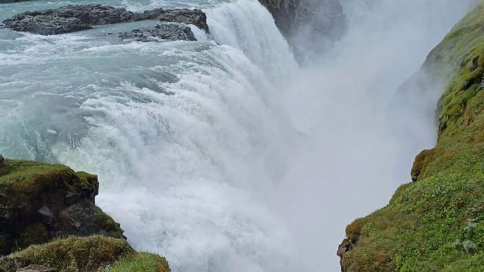 Ein Wasserfall inmitten eines grünen Feldes
