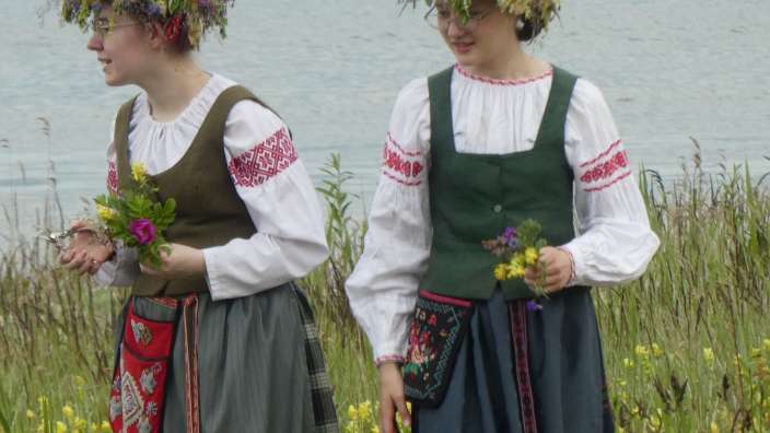 Zwei Frauen in traditioneller Kleidung stehen nebeneinander