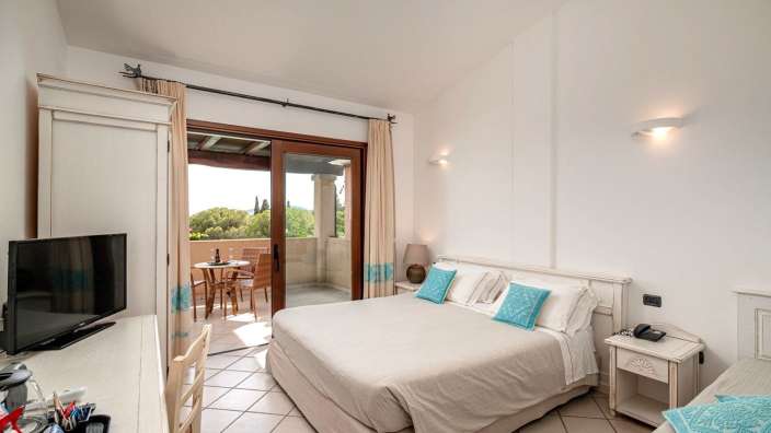 Ein Schlafzimmer mit einem Bett und einem Fernseher