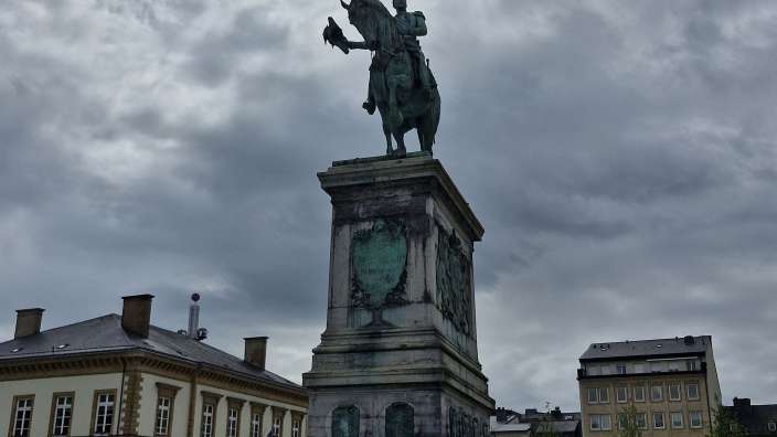 Eine Statue eines Mannes, der auf einem Pferd reitet