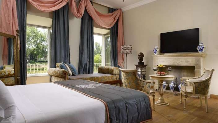 Ein Schlafzimmer mit einem Bett und einem Fernseher