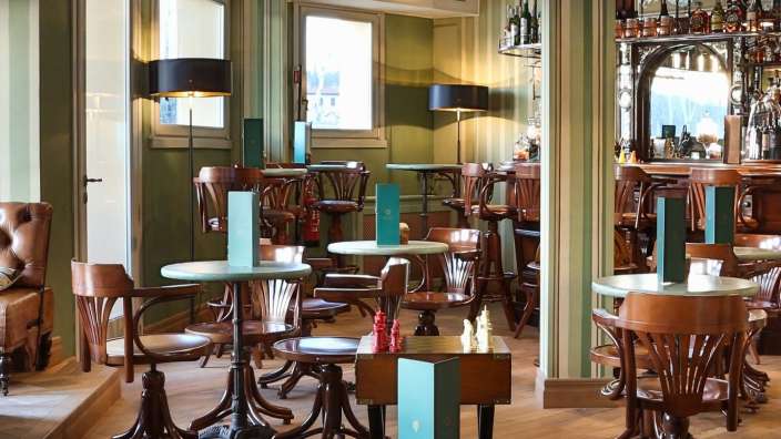 Ein Restaurant mit vielen Tischen und Stühlen und einem Schachbrett