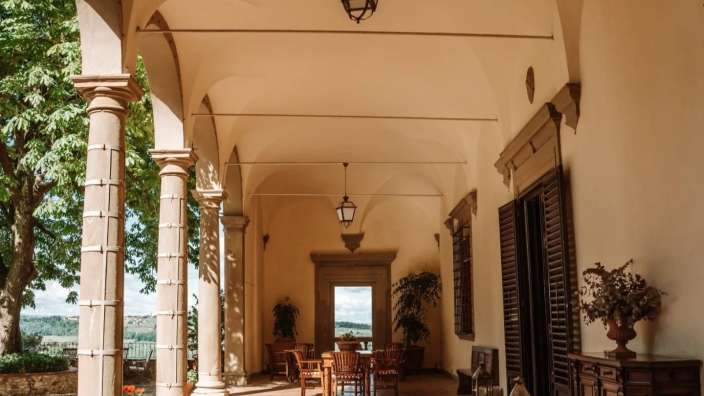 Eine veranda mit einem tisch und stühlen darauf