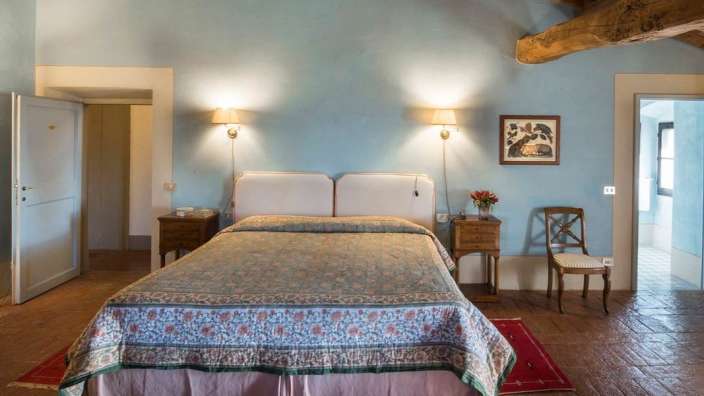 Ein Schlafzimmer mit einem Bett und zwei Nachttischen