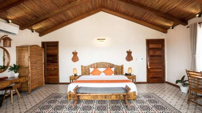 Ein Schlafzimmer mit einem Bett und einem Tisch