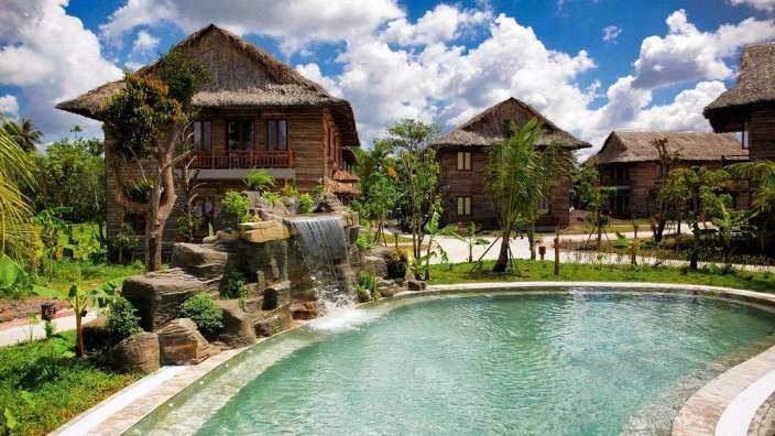 Ein schwimmbad mit einem wasserfall in der mitte