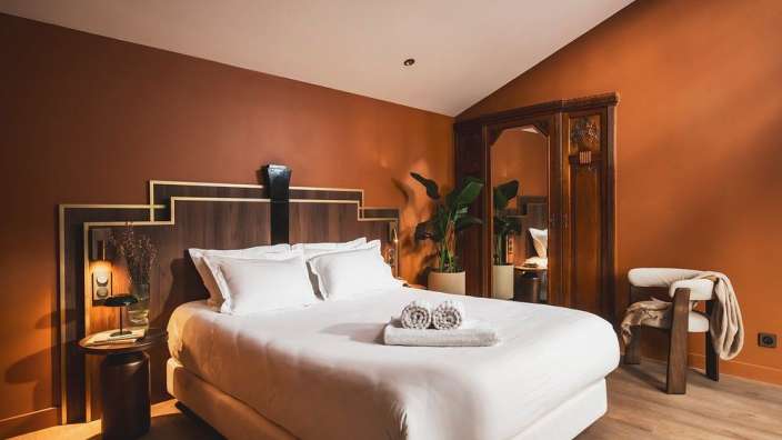 Ein Hotelzimmer mit einem Bett und einem Stuhl