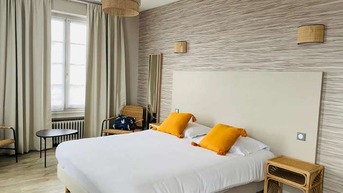 Ein Hotelzimmer mit einem Bett und zwei Nachttischen