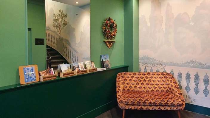 Ein Raum mit grünen Wänden und einer Couch