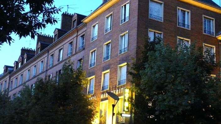 Ein großes Backsteingebäude mit vielen Fenstern und der Aufschrift hotel margherita