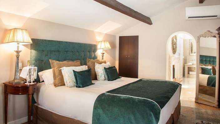 Ein Schlafzimmer mit einem Bett und einem Spiegel