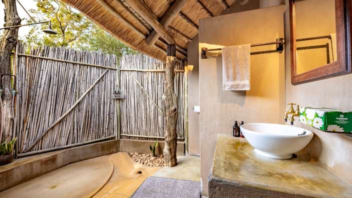 Ein Badezimmer mit einem Waschbecken und einem Spiegel