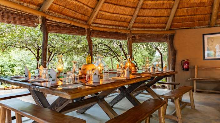 Ein holztisch mit gläsern und flaschen darauf