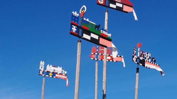 Eine Reihe von hölzernen Windmühlen mit verschiedenen Symbolen darauf