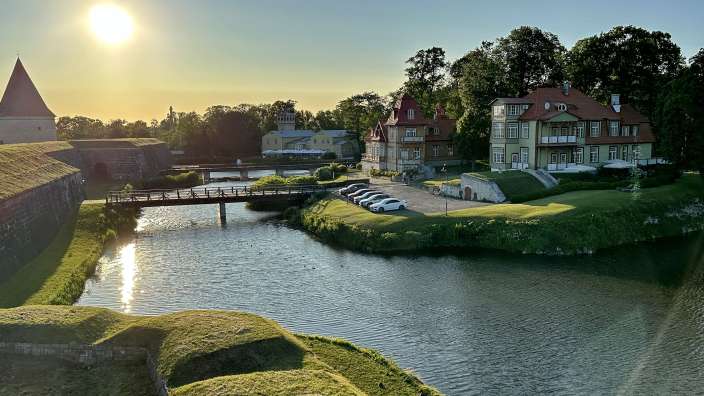Eine Brücke über einen Fluss mit einem Gebäude im Hintergrund