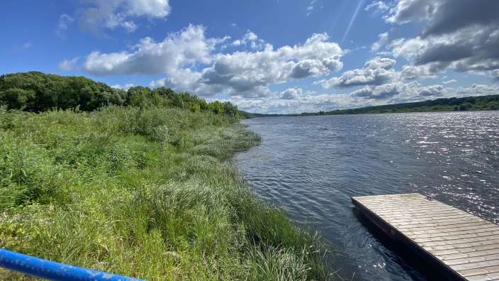 Ein großer See mit einem Holzsteg in der Nähe