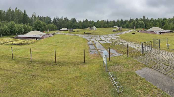 Eine Gruppe von Zelten steht auf einem grünen Feld