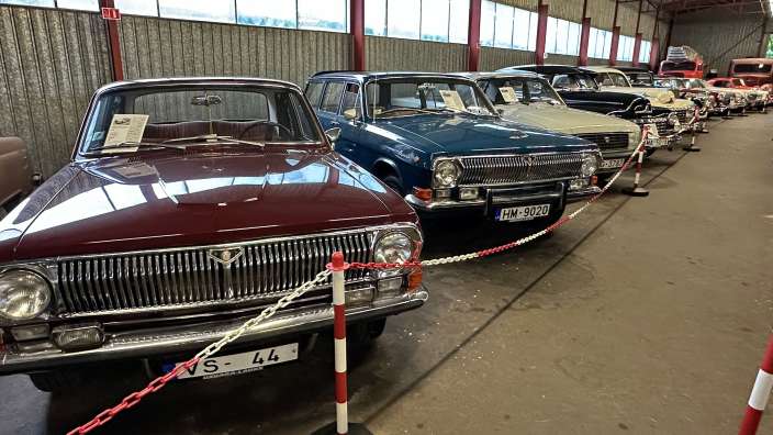 Eine Reihe von Autos mit einem roten s-Nummernschild