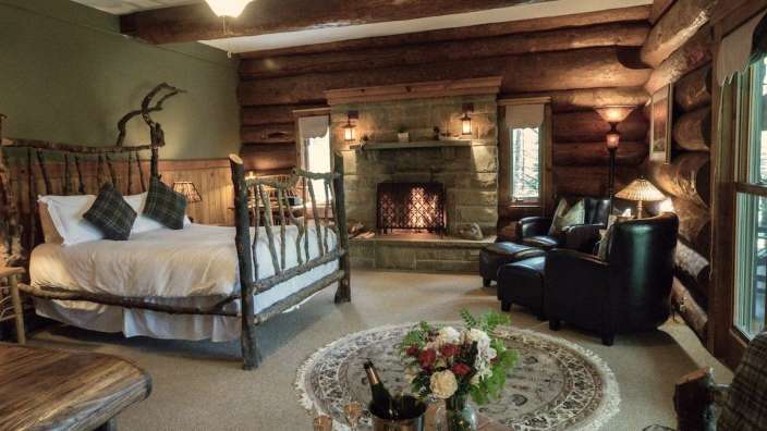 Ein Schlafzimmer mit einem Bett und einem Kamin