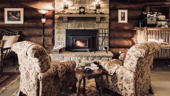 Ein Wohnzimmer mit zwei Stühlen und einem Kamin