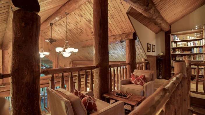 Ein Wohnzimmer mit zwei Stühlen und einem Tisch