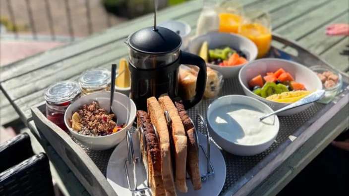 Ein Tablett mit Toast und Obst auf einem Tisch