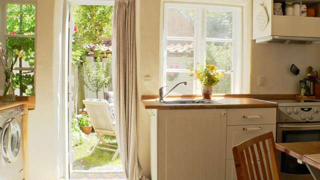 Eine Küche mit einem Tisch und Stühlen und einem Fenster