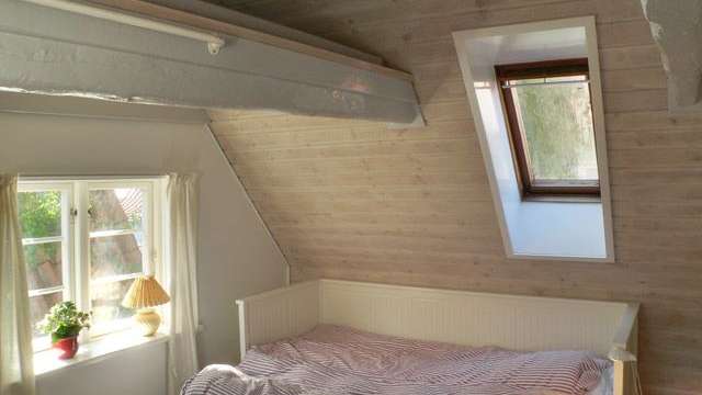 Ein Schlafzimmer mit einem Bett und einem Fenster