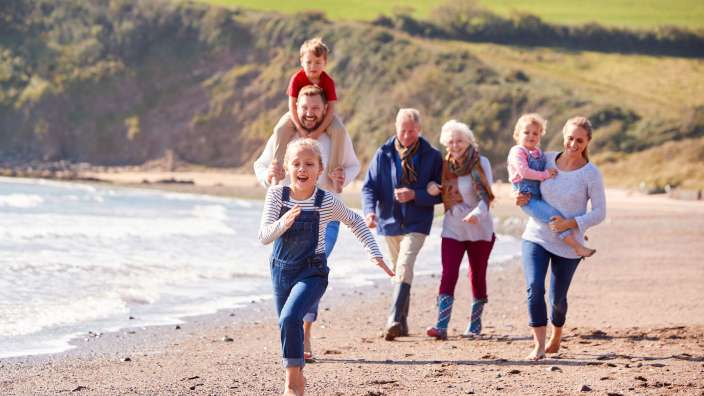 Eine große Familie läuft am Strand