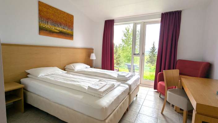 Ein Schlafzimmer mit zwei Betten und einem Stuhl