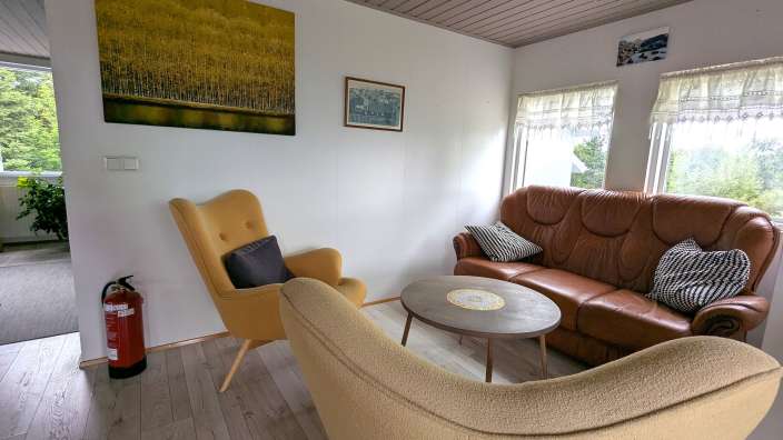 Ein Wohnzimmer mit einer Couch und einem Stuhl