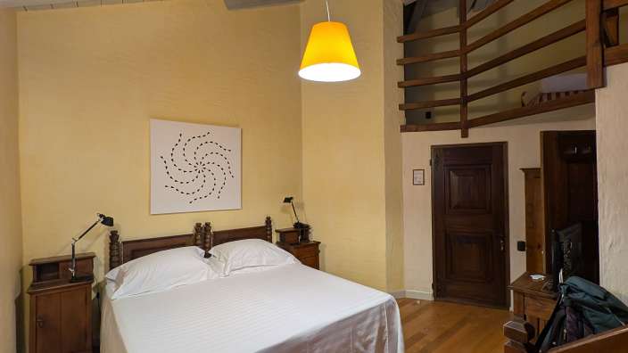 Ein Schlafzimmer mit einem Bett und einer Lampe