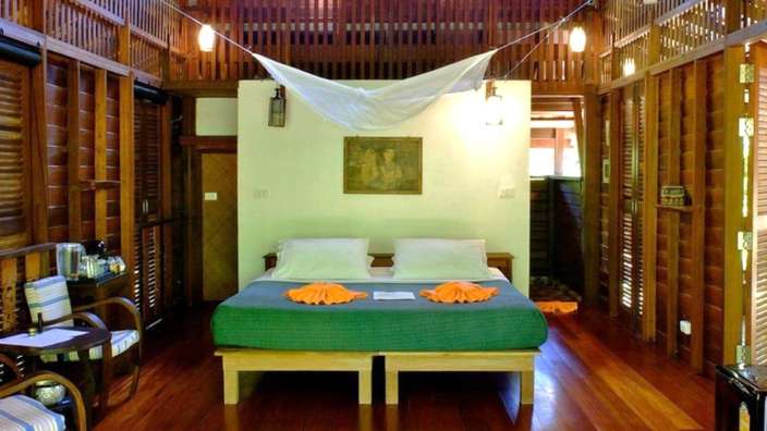 Ein Holzzimmer mit einem Bett und einem Tisch