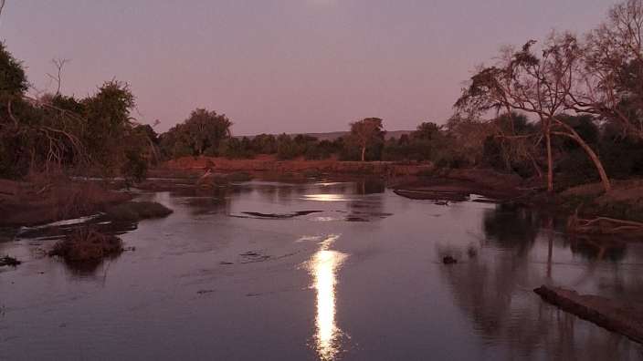 Ein Fluss mit einem Vollmond im Hintergrund