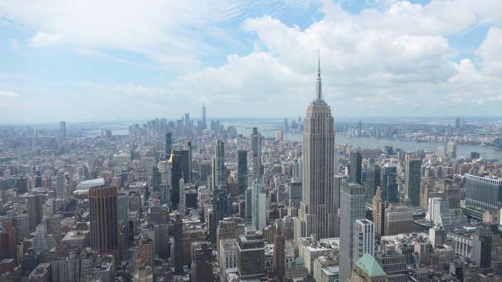 Die skyline von new york city mit dem empire state building im vordergrund