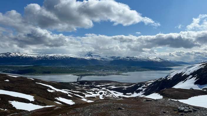 Ein Blick auf einen See mit Bergen im Hintergrund