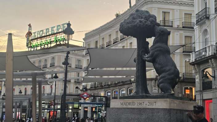 Eine Statue eines Bären hält einen Baum mit der Aufschrift madrid 1967-2017