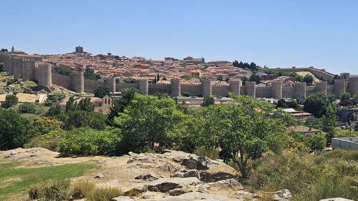Ávila  Eine Stadt mit einer riesigen Mauer umgeben von Bäumen