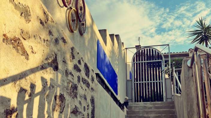 Eine weiße Wand mit einem blauen Schild darauf