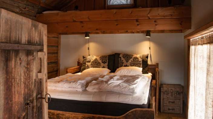 Ein Schlafzimmer mit einem Bett und einer Holzkiste