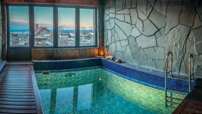 Ein Schwimmbad mit blauen Fliesen und einer Treppe
