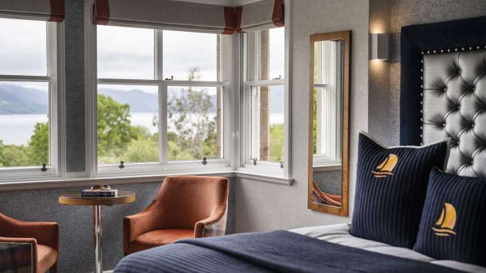 Ein Hotelzimmer mit einem Bett und einem Stuhl