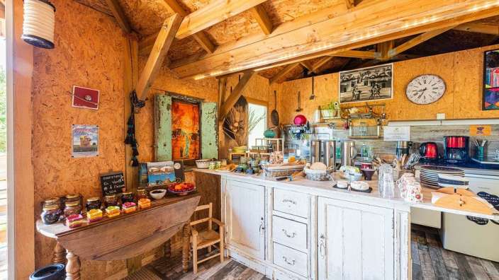 Eine Küche mit einem Tisch und einem Uhr darauf